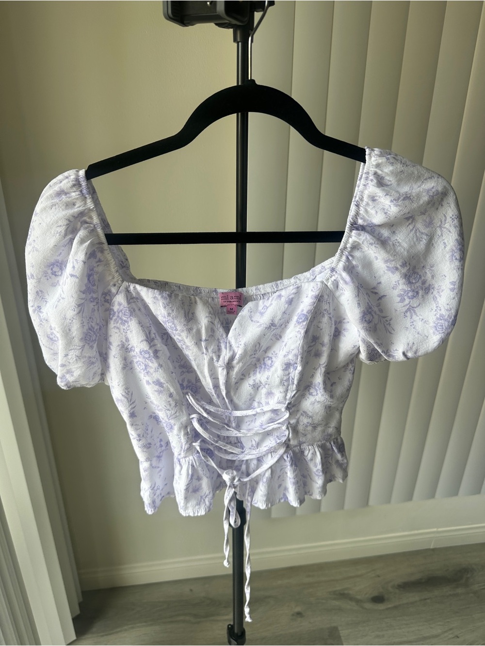 MI AMI FRANCESCA’S - Floral Lace-Up Puff Sleeve Crop Top - Lavender